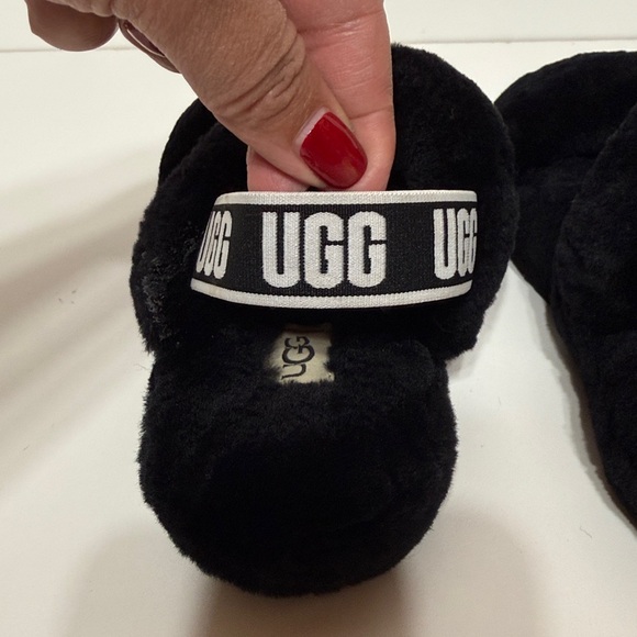 UGG “Oh Yeah” Slide Sandals in Black Sheepskin with an Elastic UGG Logo Strap - Picture 4 of 16